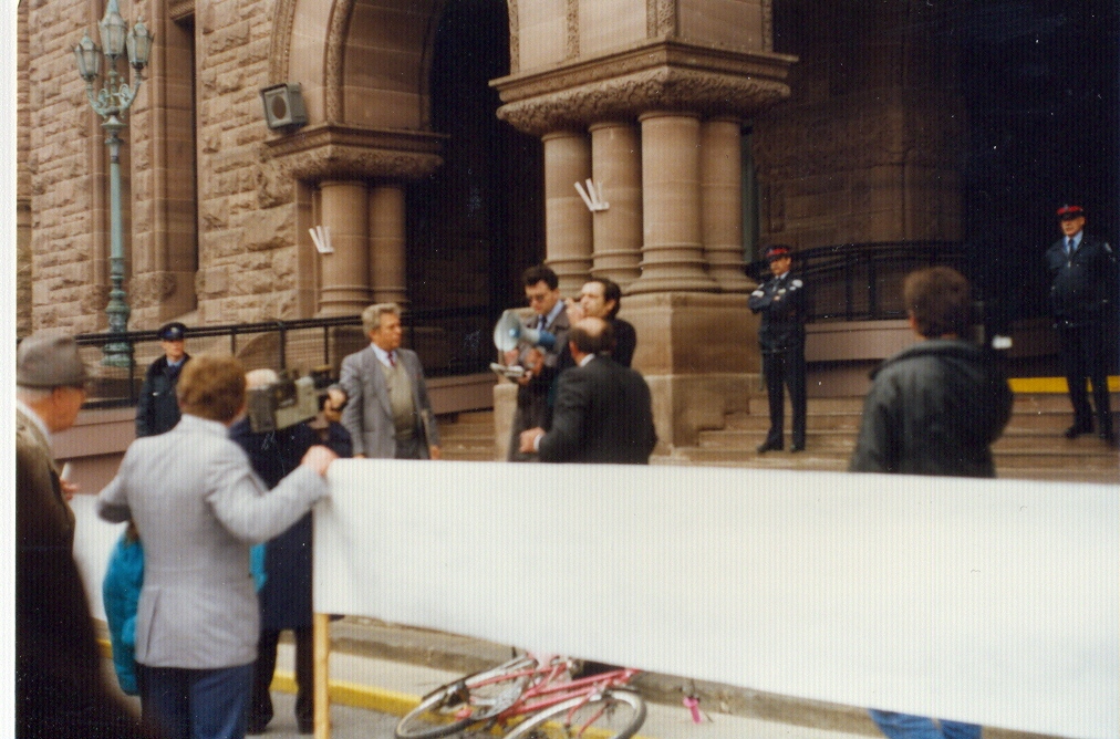 Gamulin i Paraga na prosvjedu pred parlamentom provincije Ontario 1989. godine